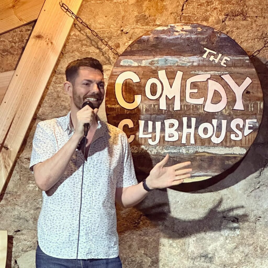 Iain Anderson performing stand-up comedy at Barcelona's Comedy Clubhouse